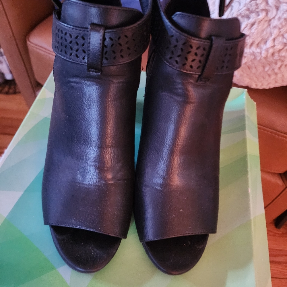 Sz 9 Solesenseability Shoe Bootie with Peep Toe